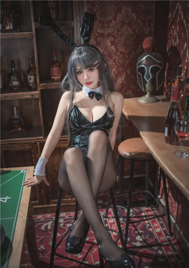 仙女月戴黑色兔耳穿黑色连体衣坐在台球桌旁 仙女月戴黑色兔耳穿黑色连体衣坐在台球桌旁