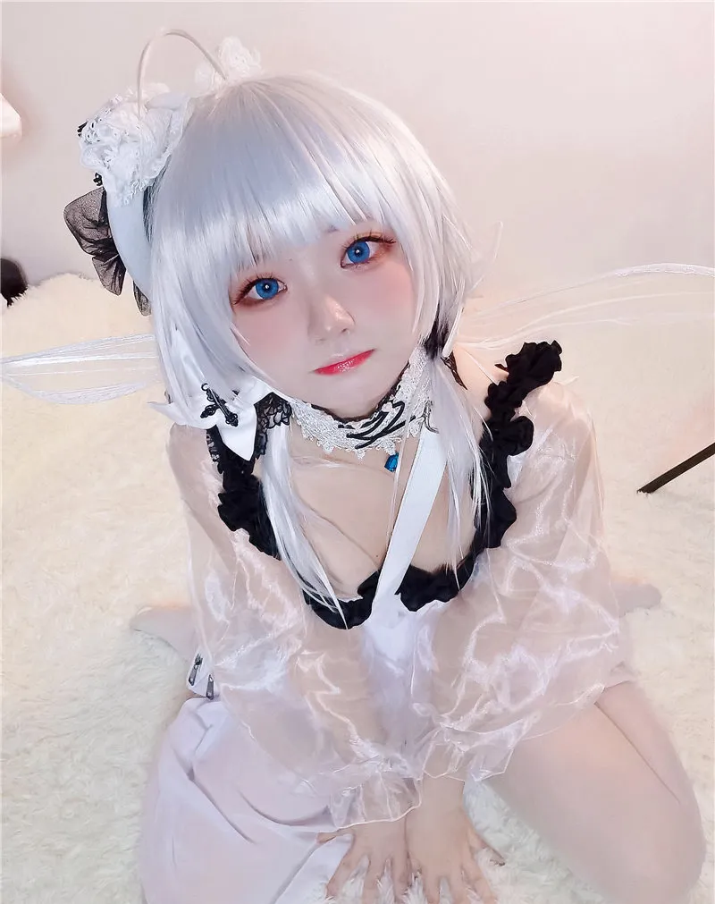 伊喵君戴白色假发穿白色蕾丝女仆风服装坐在床边 伊喵君戴白色假发穿白色蕾丝女仆风服装坐在床边