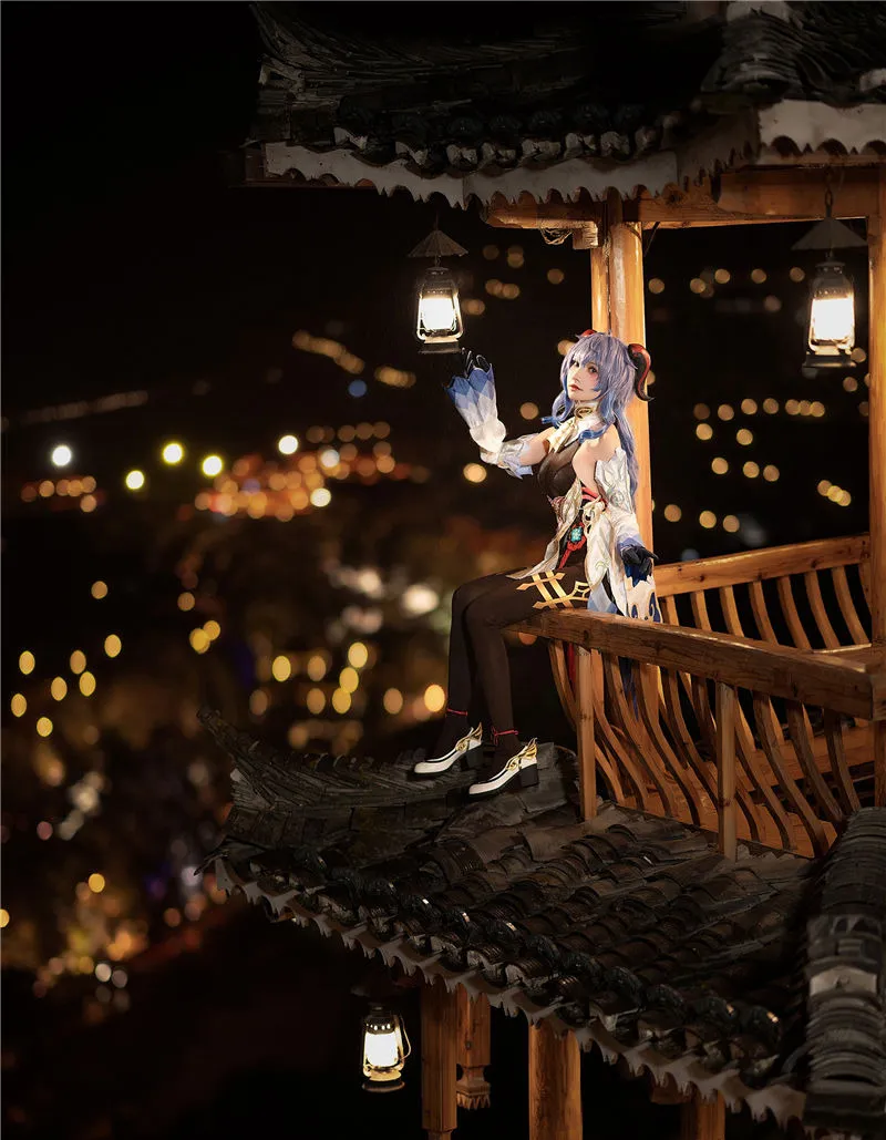 一千只猫薄禾蓝灰色长发穿蓝白服装,坐在夜间木质亭台上 一千只猫薄禾蓝灰色长发穿蓝白服装,坐在夜间木质亭台上