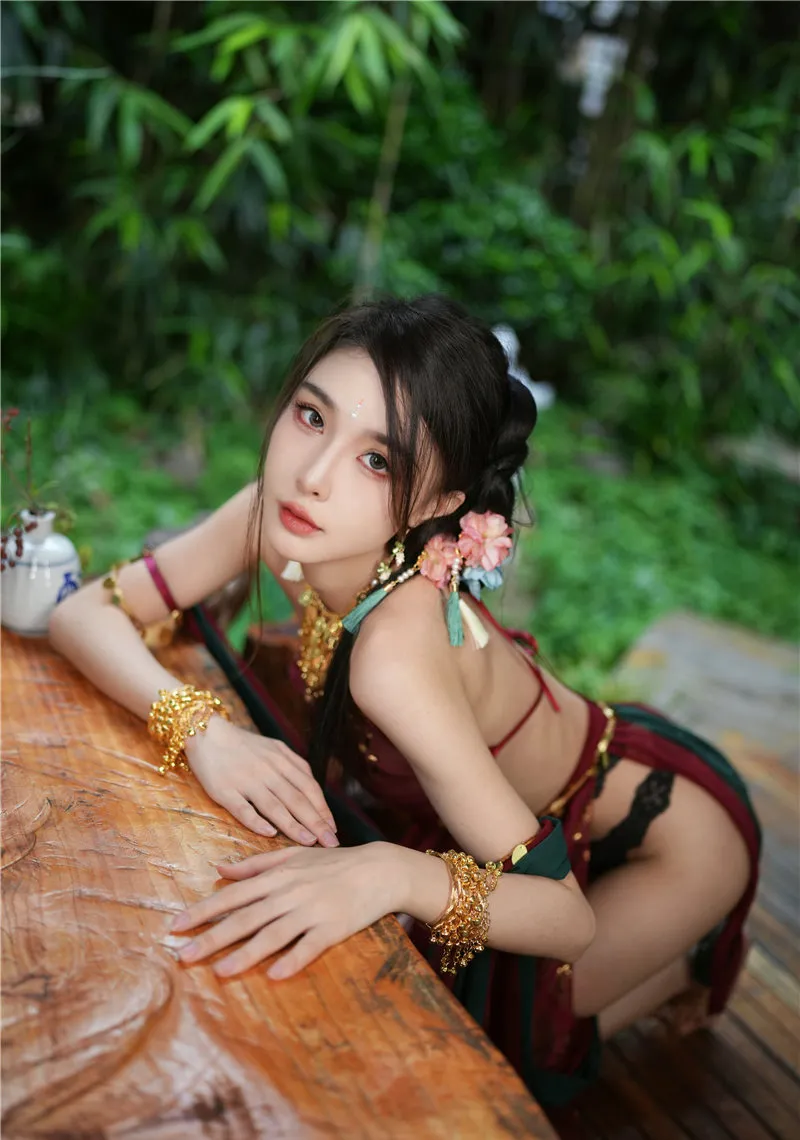 余多多竹林前酒红绿金衣饰与木桌 余多多竹林前酒红绿金衣饰与木桌