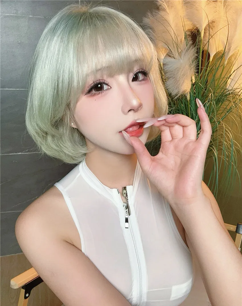 玉汇灰绿色短发穿白色上衣，坐在绿植旁的木椅上