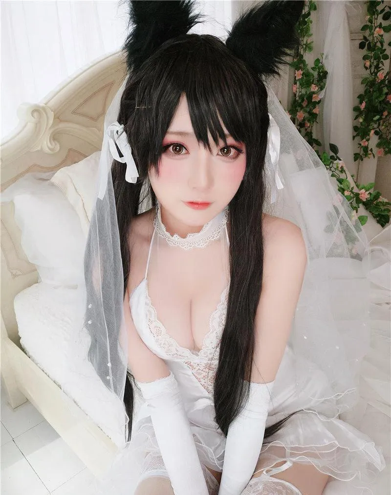 亭紫色长发穿蓝色衣物坐在粉色座椅旁,腿部靠近画面前方 亭紫色长发穿蓝色衣物坐在粉色座椅旁,腿部靠近画面前方