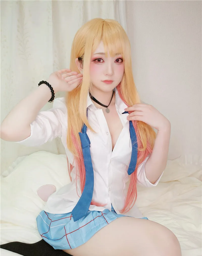 亭橙色短发穿橙白服装在室内抬手 亭橙色短发穿橙白服装在室内抬手